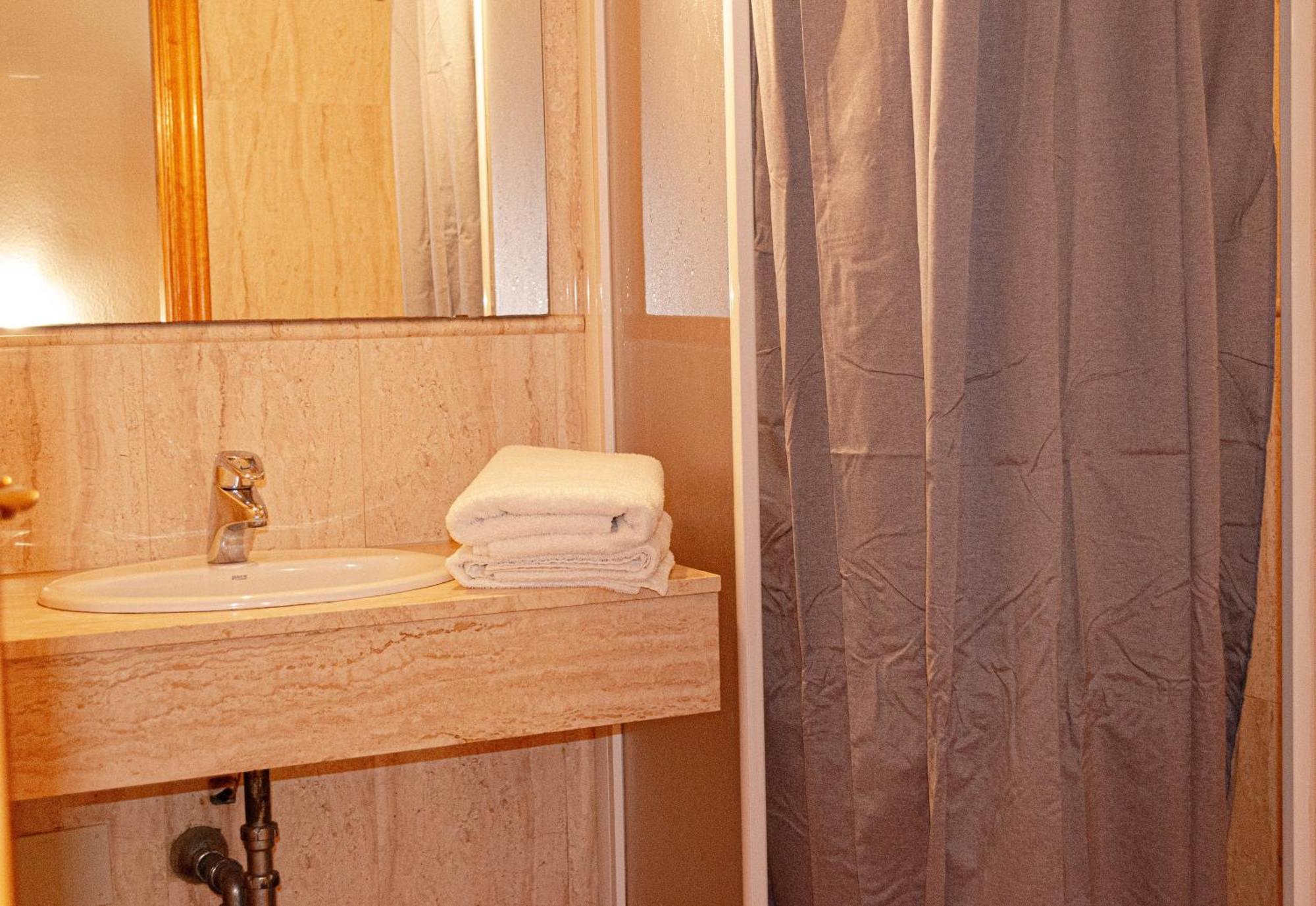 Hostal Gran Via Levante ตอร์เรเวียคา ภายนอก รูปภาพ